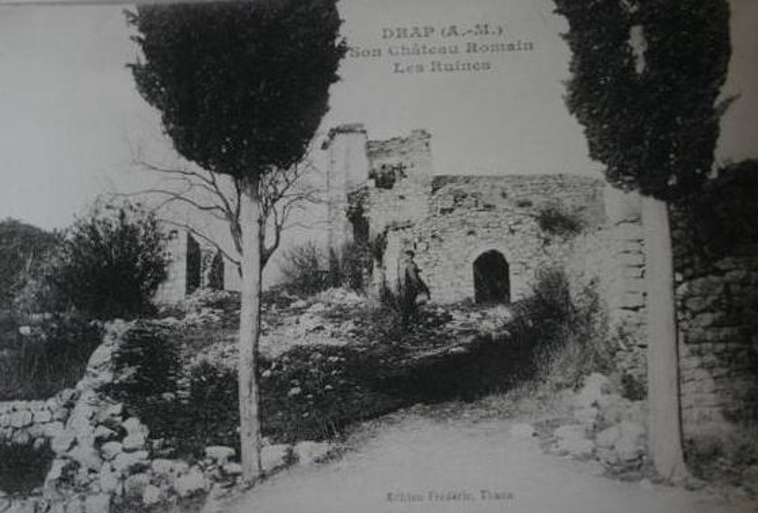Au Moyen Âge, le château est édifié sur un éperon rocheux en contrefort du plateau Tercier dominant l’ancien village à l’emplacement désigné sous le nom de Concas et la vallée du Paillon.
